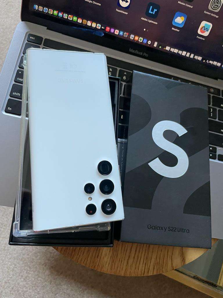 Samsung Galaxy S22 Ultra Phantom Silver 12GB Ram (256GB)*EXCELLENT CONDITION *  +Box and accessories