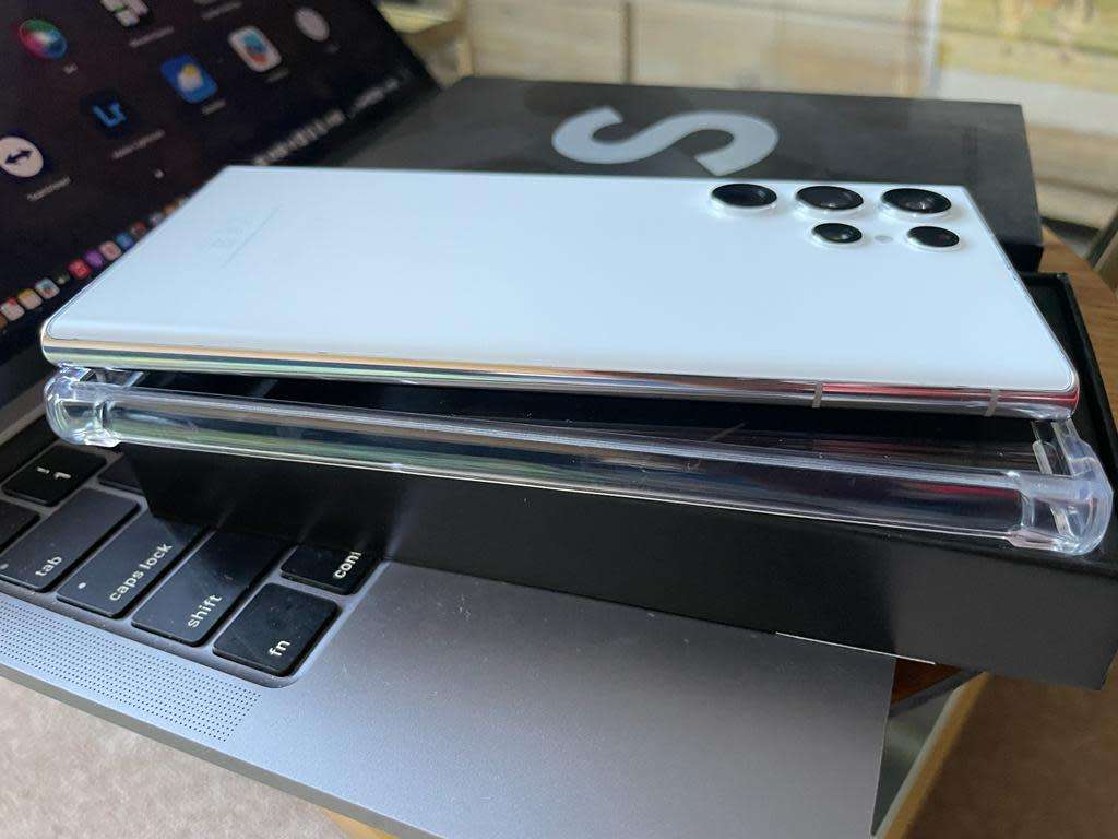 Samsung Galaxy S22 Ultra Phantom Silver 12GB Ram (256GB)*EXCELLENT CONDITION *  +Box and accessories