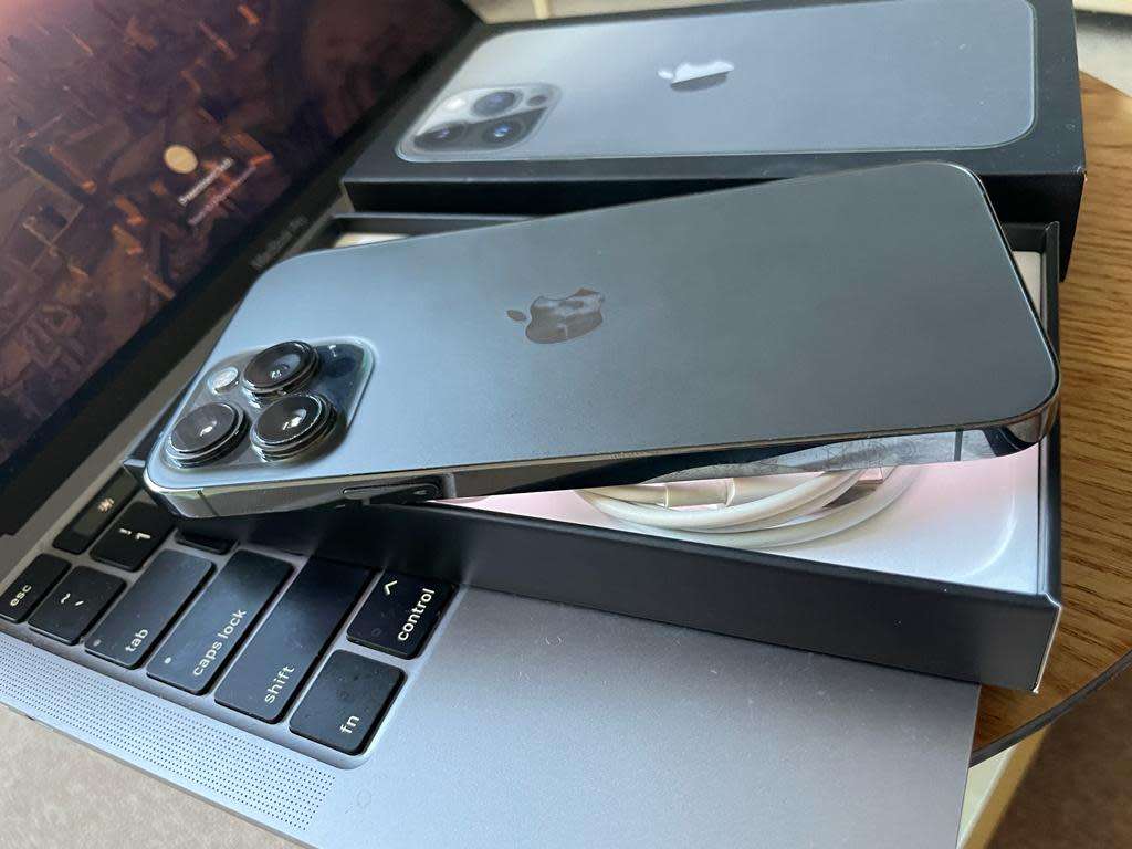 iPhone 13 Pro Max  (128GB) Midnight +box & accessories. Excellent Condition* OPEN TO ALL NETWORKS*