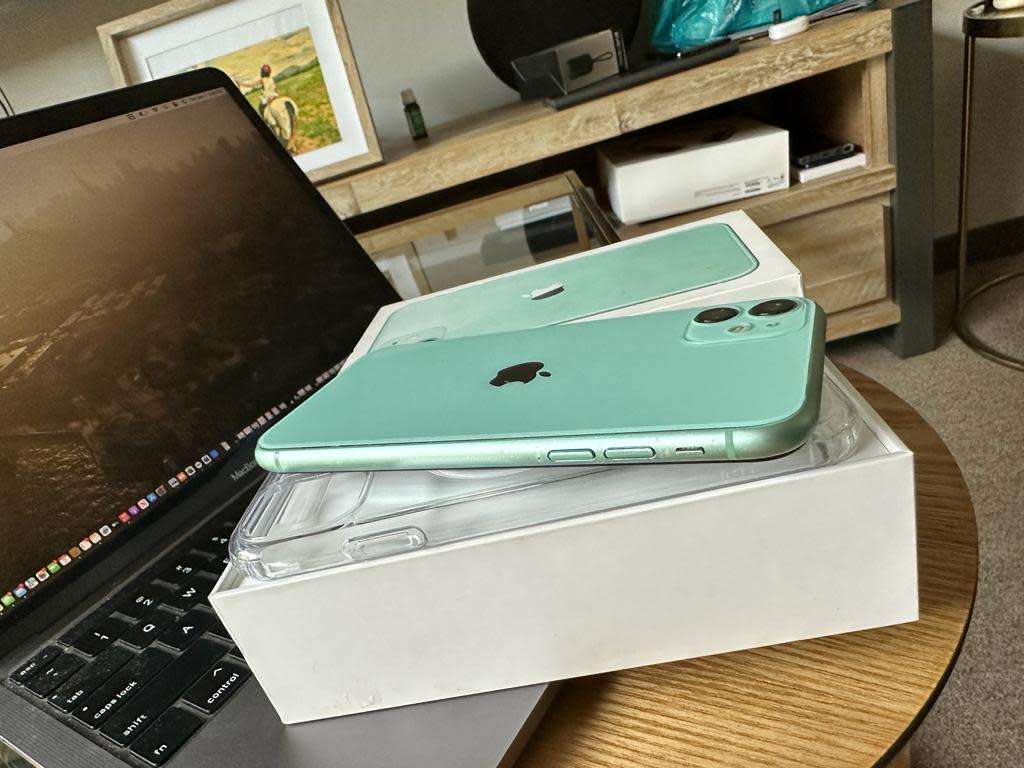 iPhone 11 (64GB) Blue +box &accessories. Excellent RefurbishedCondition *OPEN TO ALL NETWORKS*