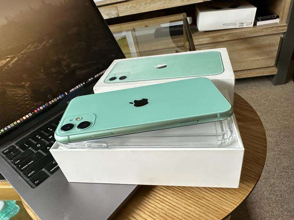 iPhone 11 (64GB) Blue +box &accessories. Excellent RefurbishedCondition *OPEN TO ALL NETWORKS*