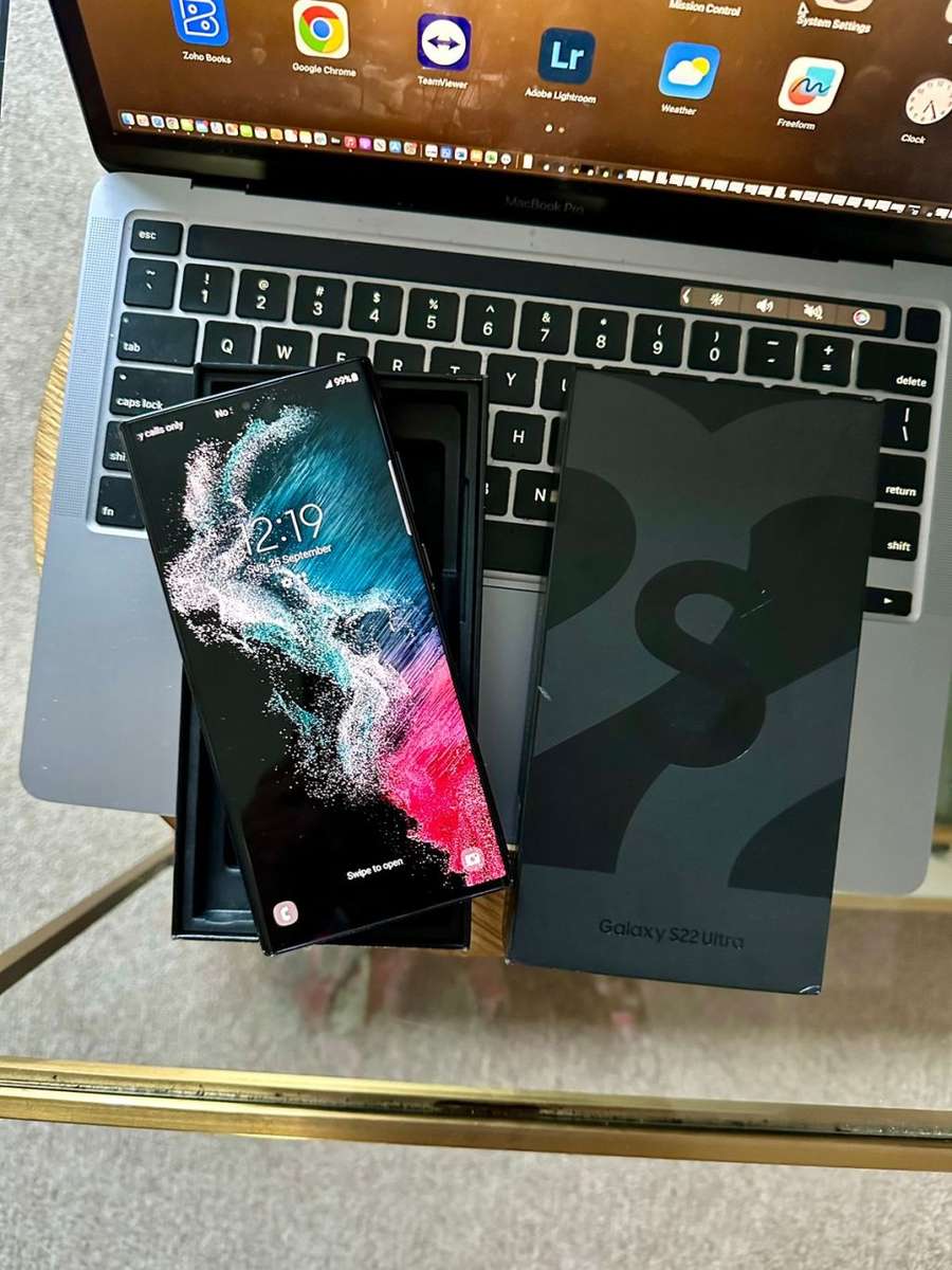 Samsung Galaxy S22 Ultra Phantom Black 12GB Ram (256GB)*EXCELLENT CONDITION *  + Box and accessories