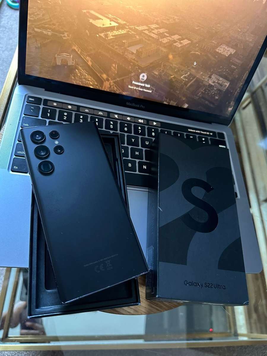 Samsung Galaxy S22 Ultra Phantom Black 12GB Ram (256GB)*EXCELLENT CONDITION *  + Box and accessories