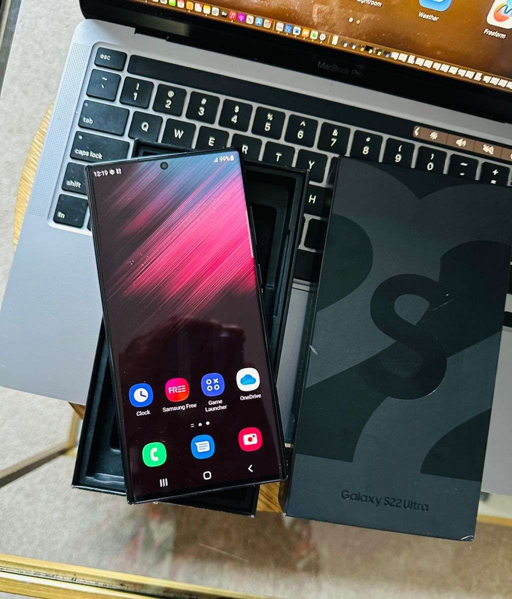 Samsung Galaxy S22 Ultra Phantom Black 12GB Ram (256GB)*EXCELLENT CONDITION *  + Box and accessories