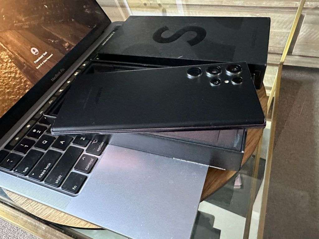 Samsung Galaxy S22 Ultra Phantom Black 12GB Ram (256GB)*EXCELLENT CONDITION *  + Box and accessories