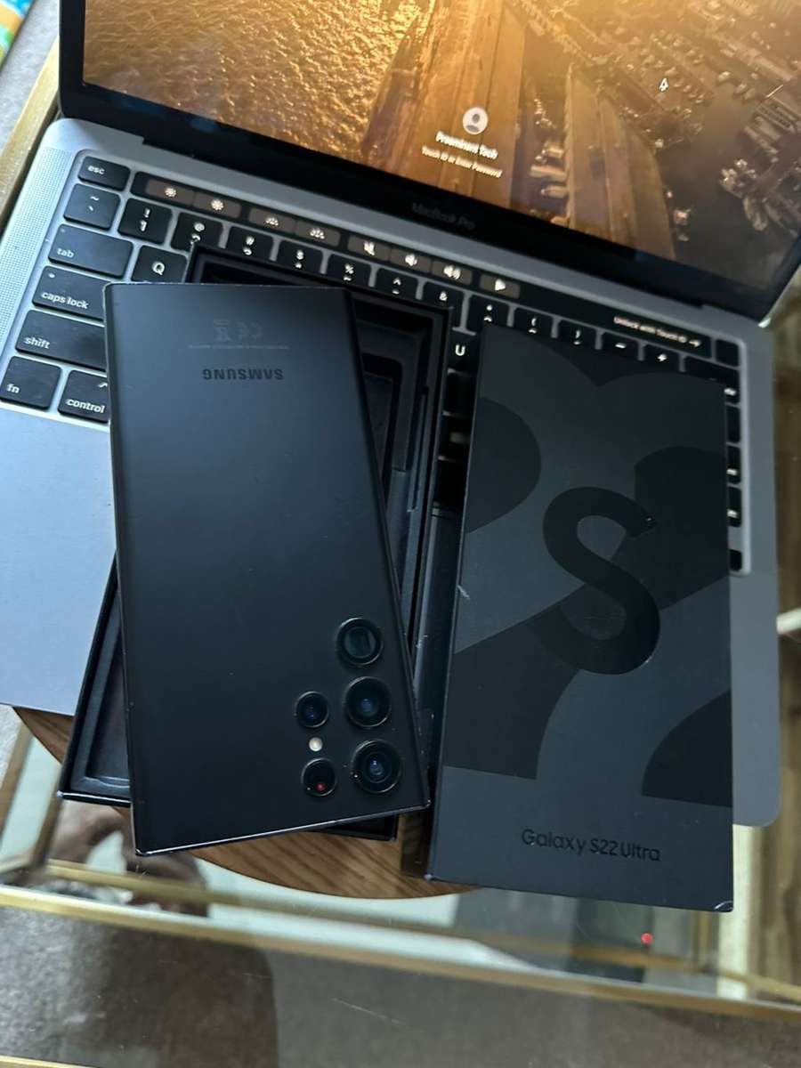 Samsung Galaxy S22 Ultra Phantom Black 12GB Ram (256GB)*EXCELLENT CONDITION *  + Box and accessories