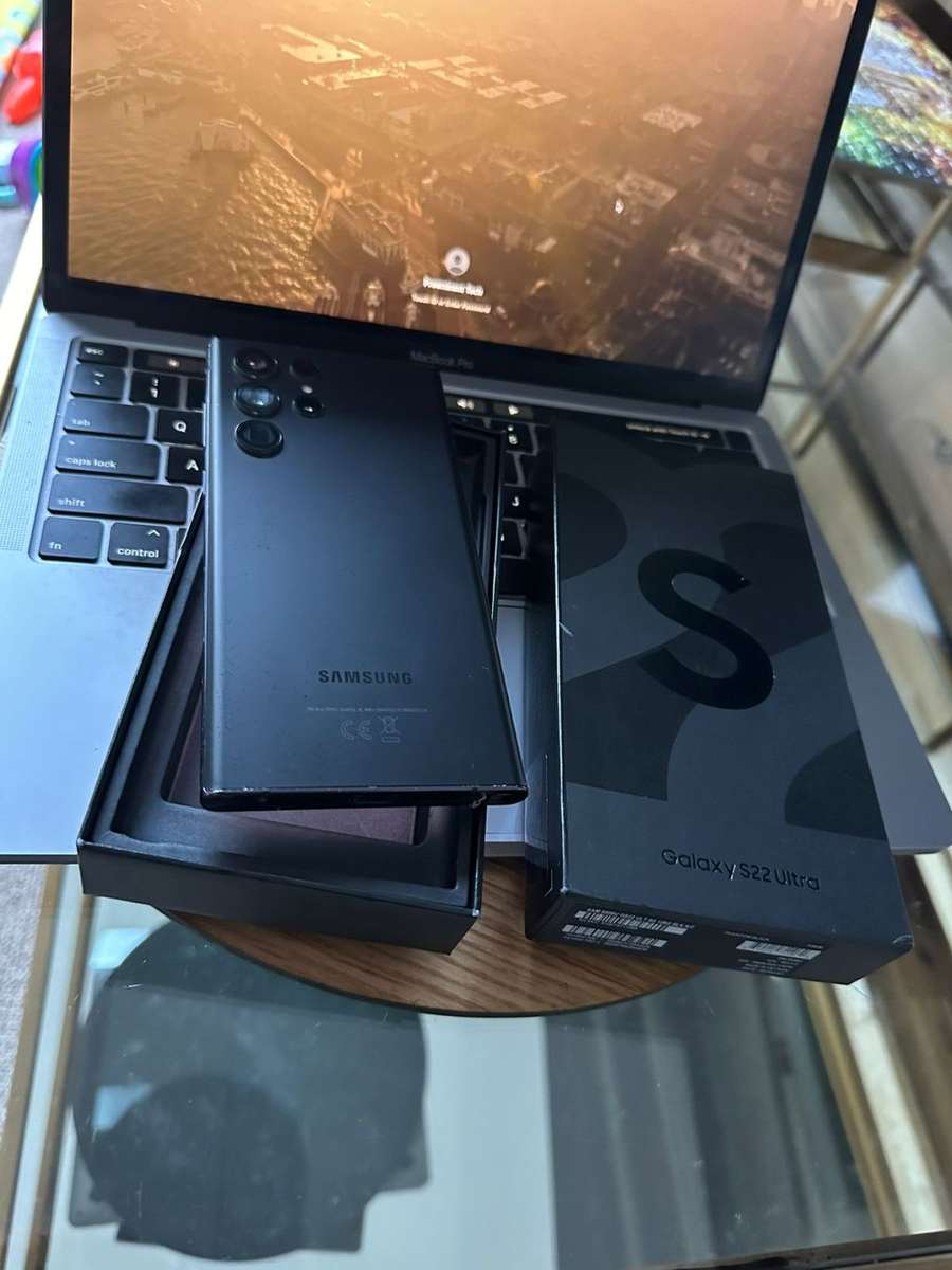 Samsung Galaxy S22 Ultra Phantom Black 12GB Ram (256GB)*EXCELLENT CONDITION *  + Box and accessories