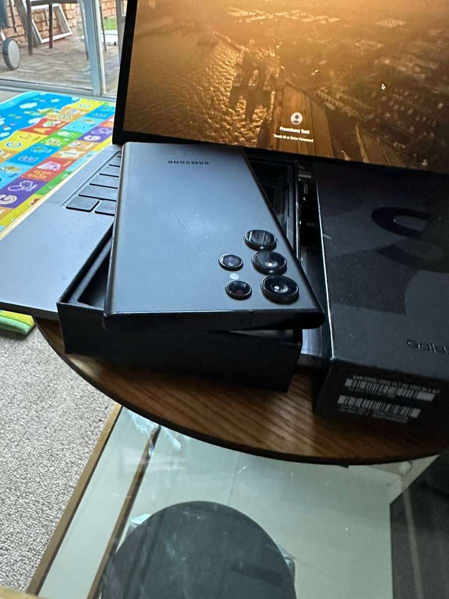 Samsung Galaxy S22 Ultra Phantom Black 12GB Ram (256GB)*EXCELLENT CONDITION *  + Box and accessories