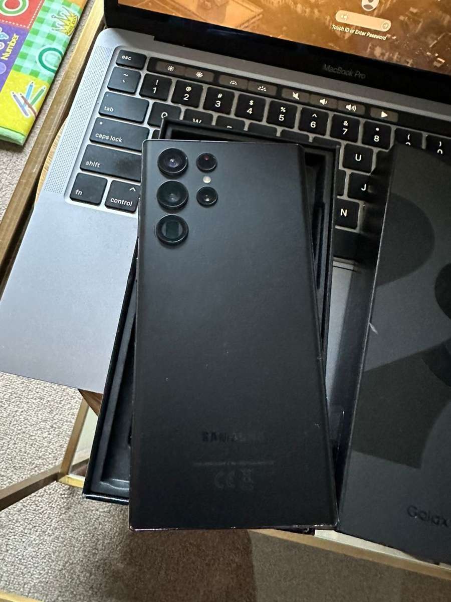 Samsung Galaxy S22 Ultra Phantom Black 12GB Ram (256GB)*EXCELLENT CONDITION *  + Box and accessories