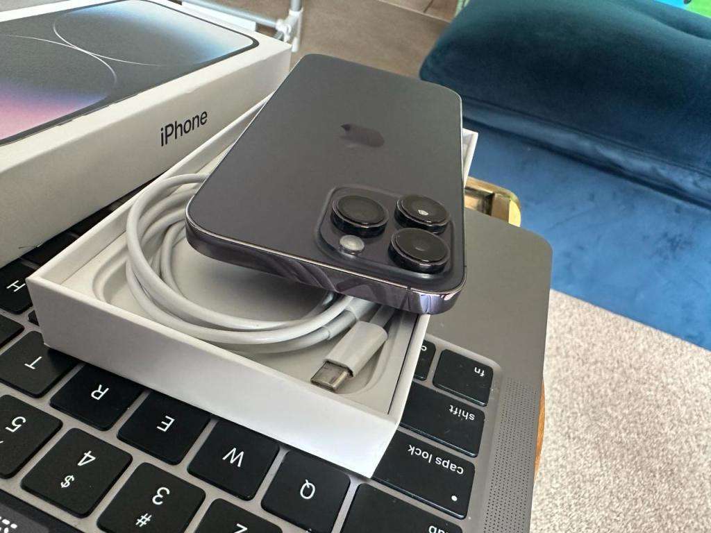 iPhone 14 Pro Max  (128GB) Purple * PRESTINE CONDITION AS NEW * + complementary accessories