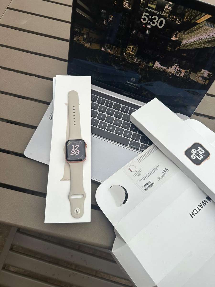 Apple Watch SE ,44mm in Excellent As New Condition (32GB) + box, charger &  accessories.