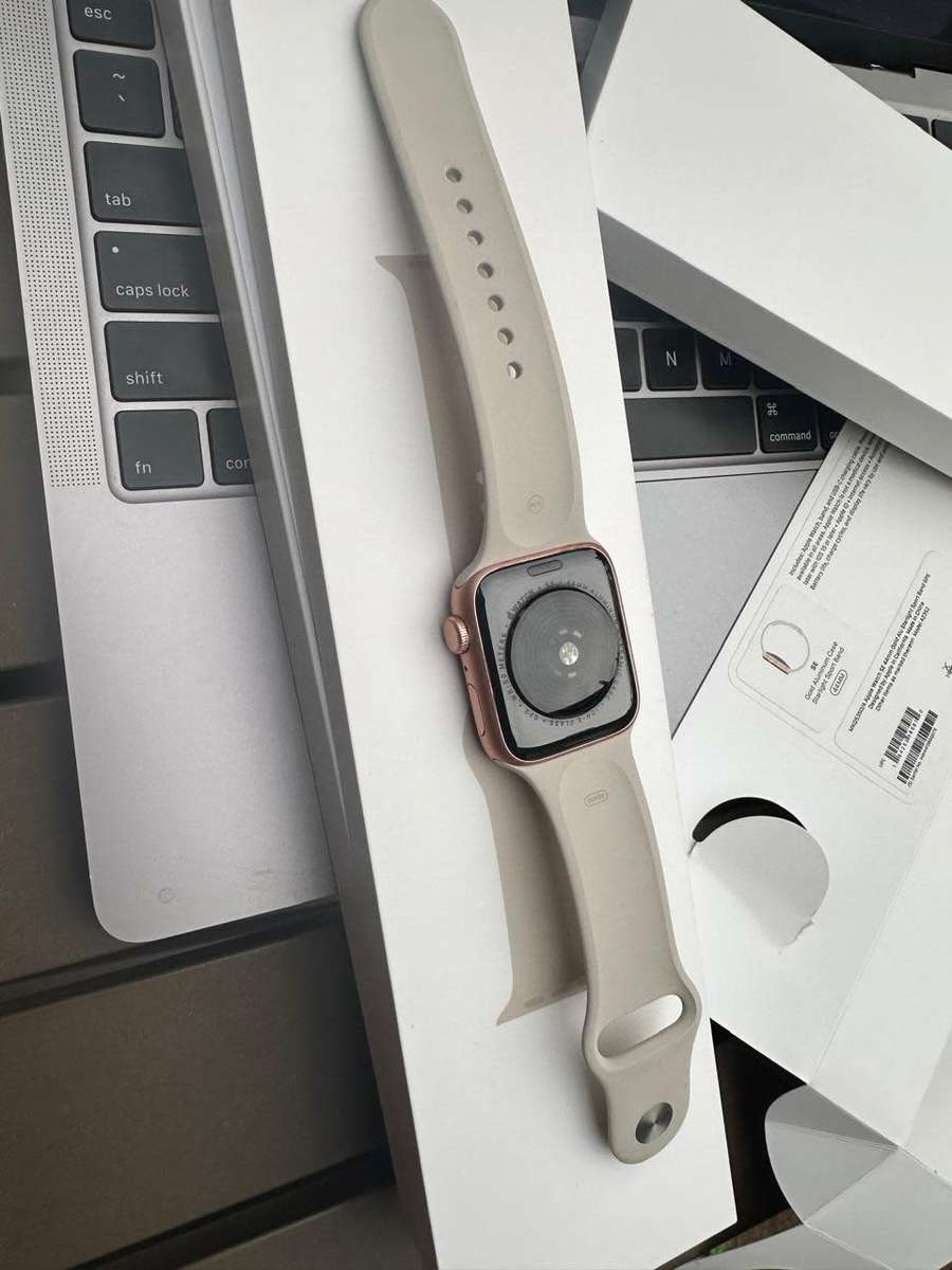 Apple Watch SE ,44mm in Excellent As New Condition (32GB) + box, charger &  accessories.
