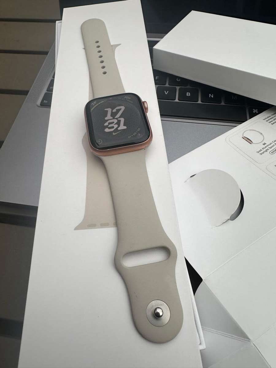 Apple Watch SE ,44mm in Excellent As New Condition (32GB) + box, charger &  accessories.
