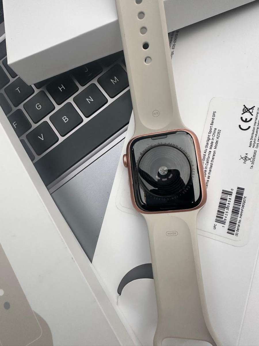 Apple Watch SE ,44mm in Excellent As New Condition (32GB) + box, charger &  accessories.