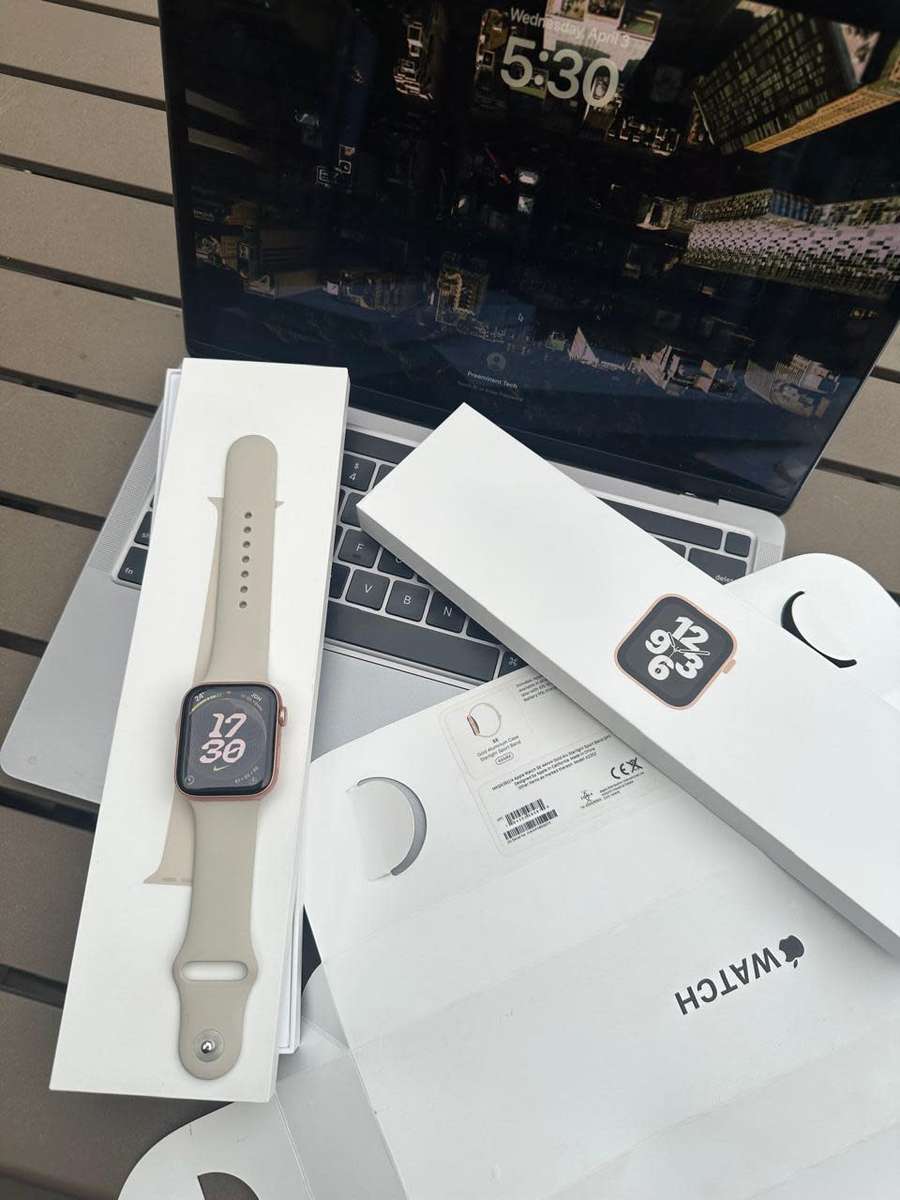 Apple Watch SE ,44mm in Excellent As New Condition (32GB) + box, charger &  accessories.