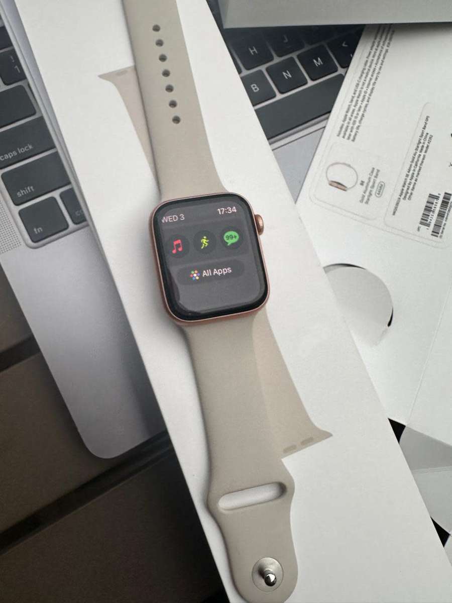 Apple Watch SE ,44mm in Excellent As New Condition (32GB) + box, charger &  accessories.