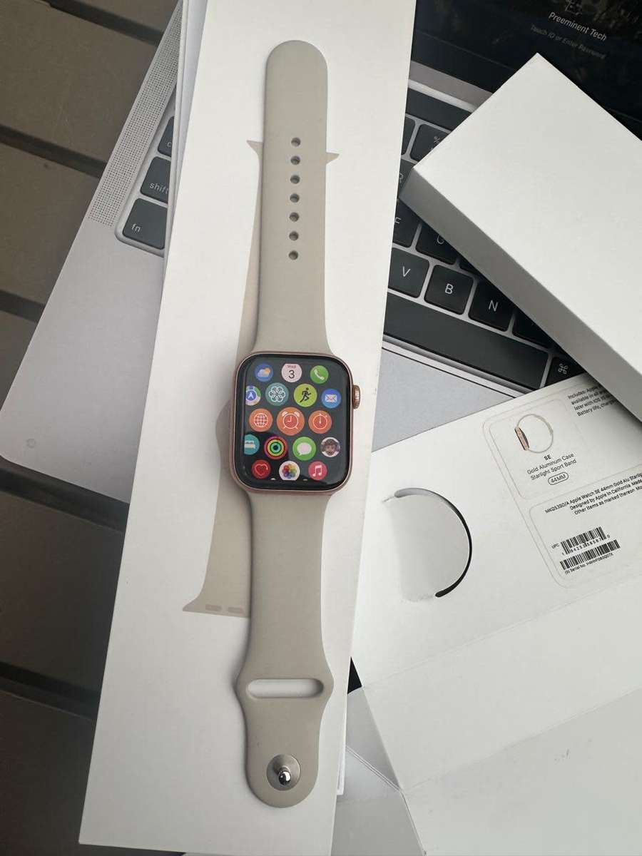 Apple Watch SE ,44mm in Excellent As New Condition (32GB) + box, charger &  accessories.