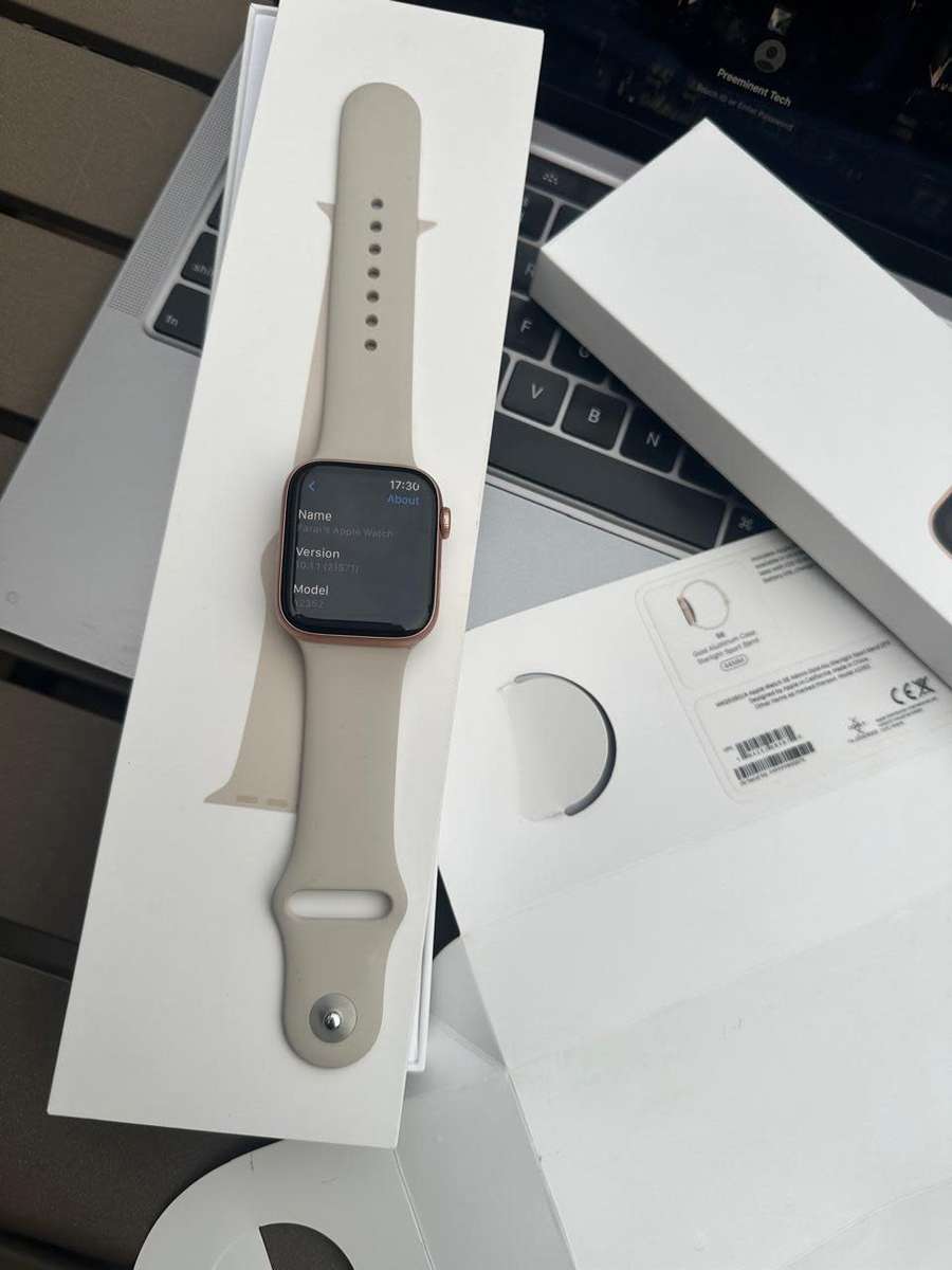 Apple Watch SE ,44mm in Excellent As New Condition (32GB) + box, charger &  accessories.
