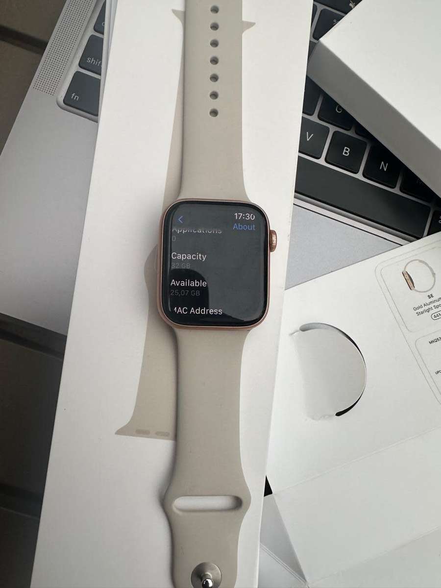 Apple Watch SE ,44mm in Excellent As New Condition (32GB) + box, charger &  accessories.