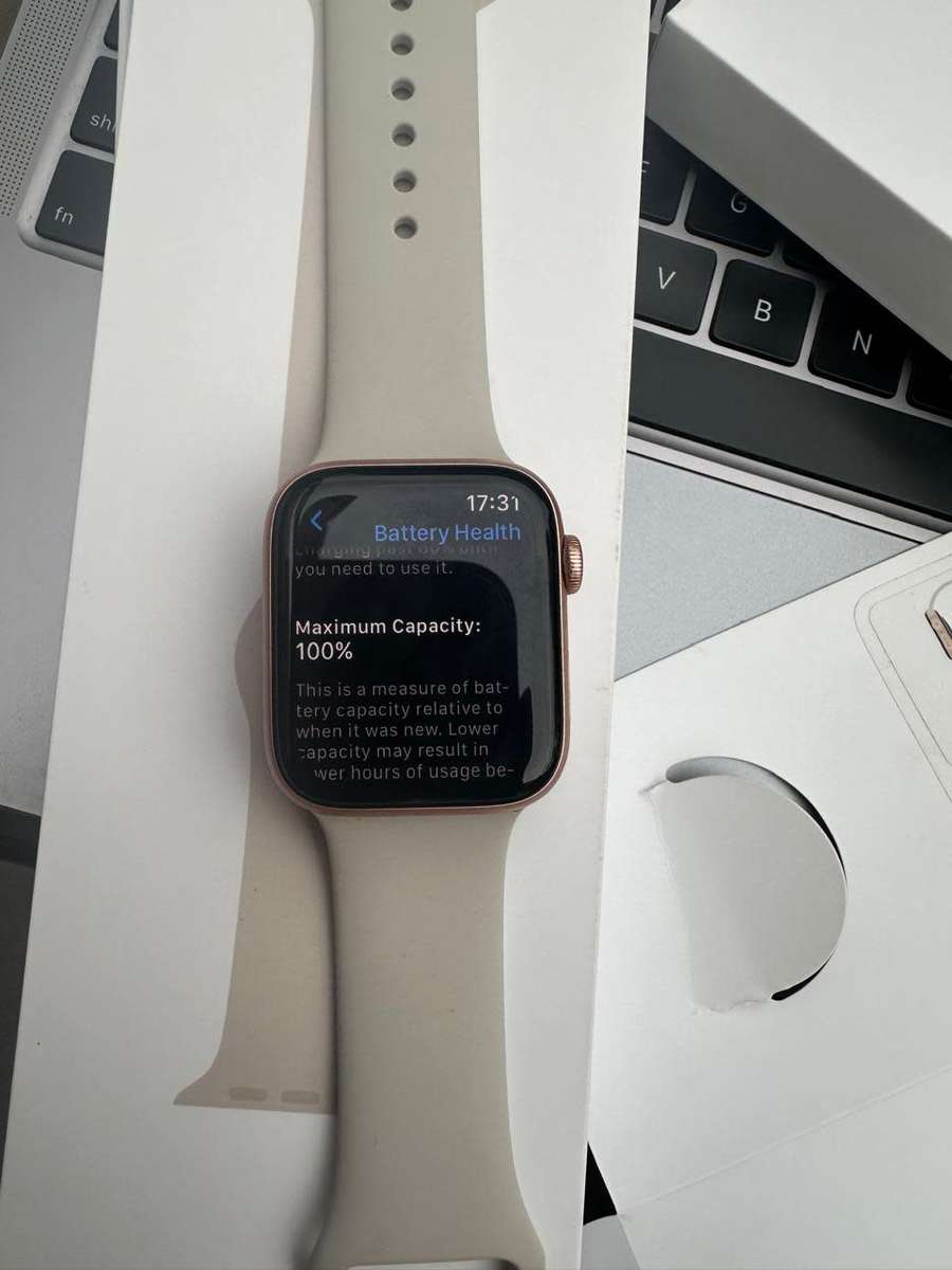 Apple Watch SE ,44mm in Excellent As New Condition (32GB) + box, charger &  accessories.