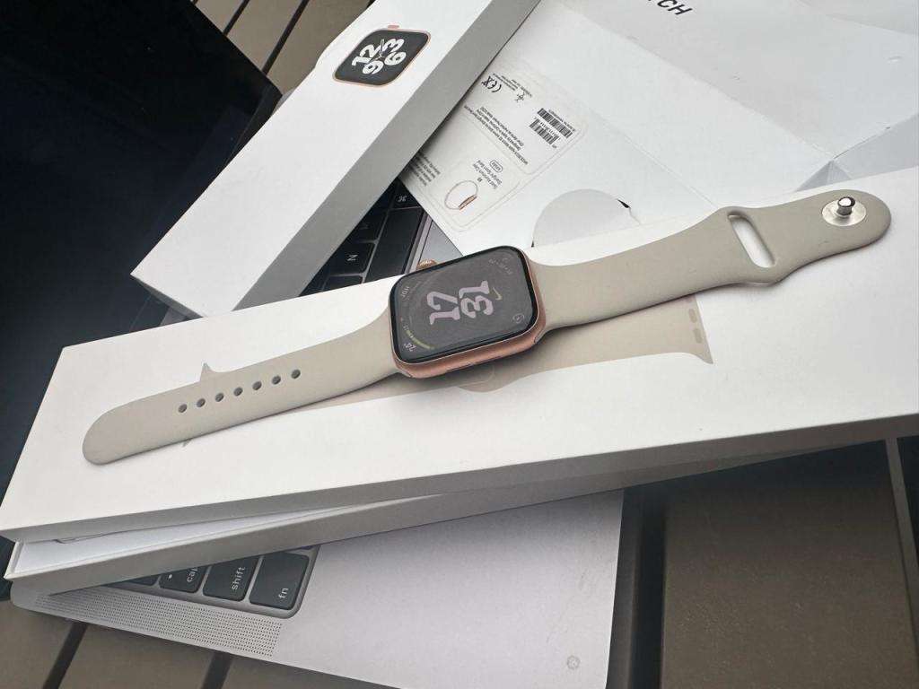 Apple Watch SE ,44mm in Excellent As New Condition (32GB) + box, charger &  accessories.