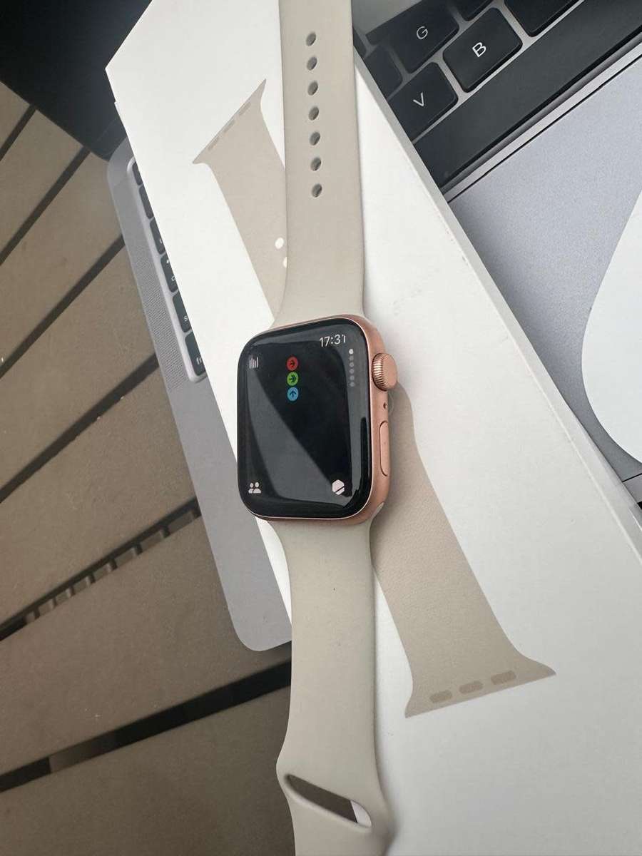 Apple Watch SE ,44mm in Excellent As New Condition (32GB) + box, charger &  accessories.