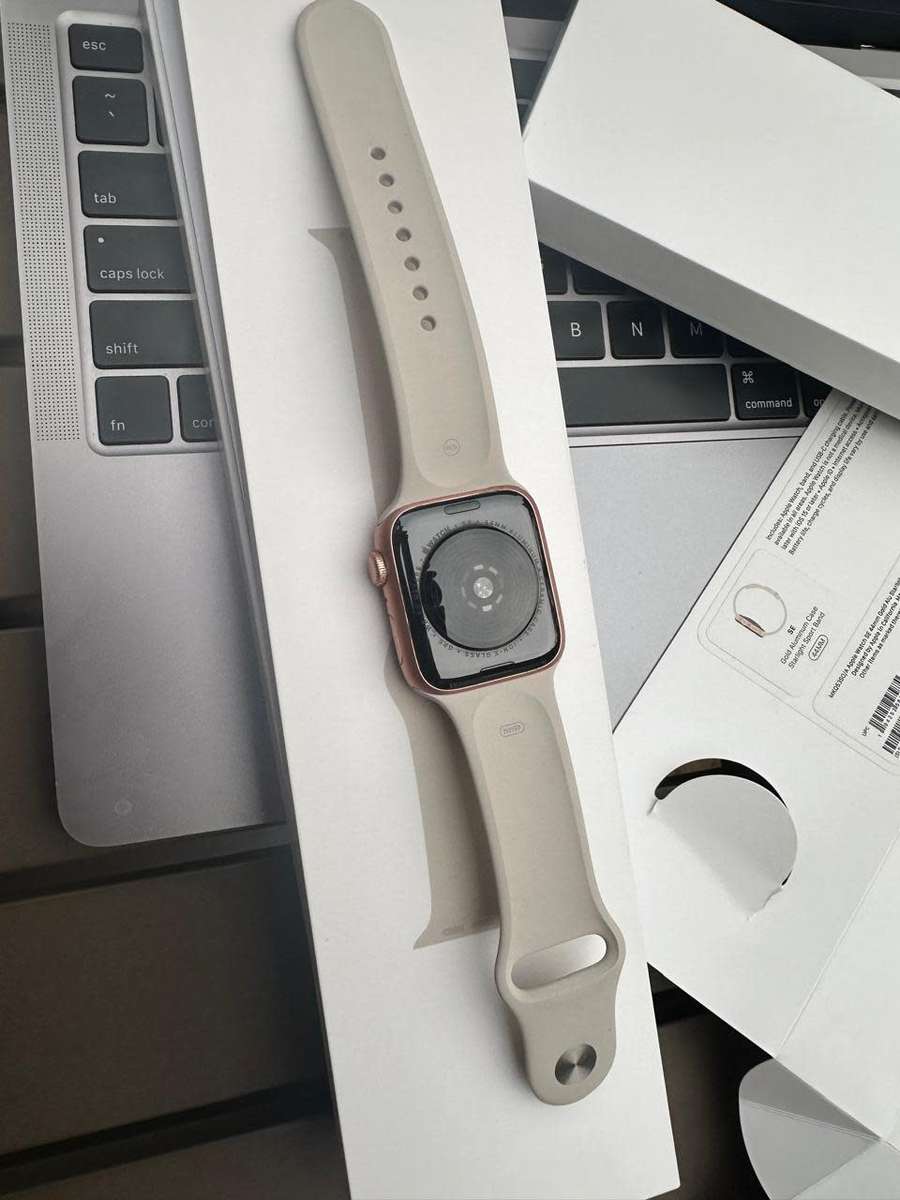 Apple Watch SE ,44mm in Excellent As New Condition (32GB) + box, charger &  accessories.