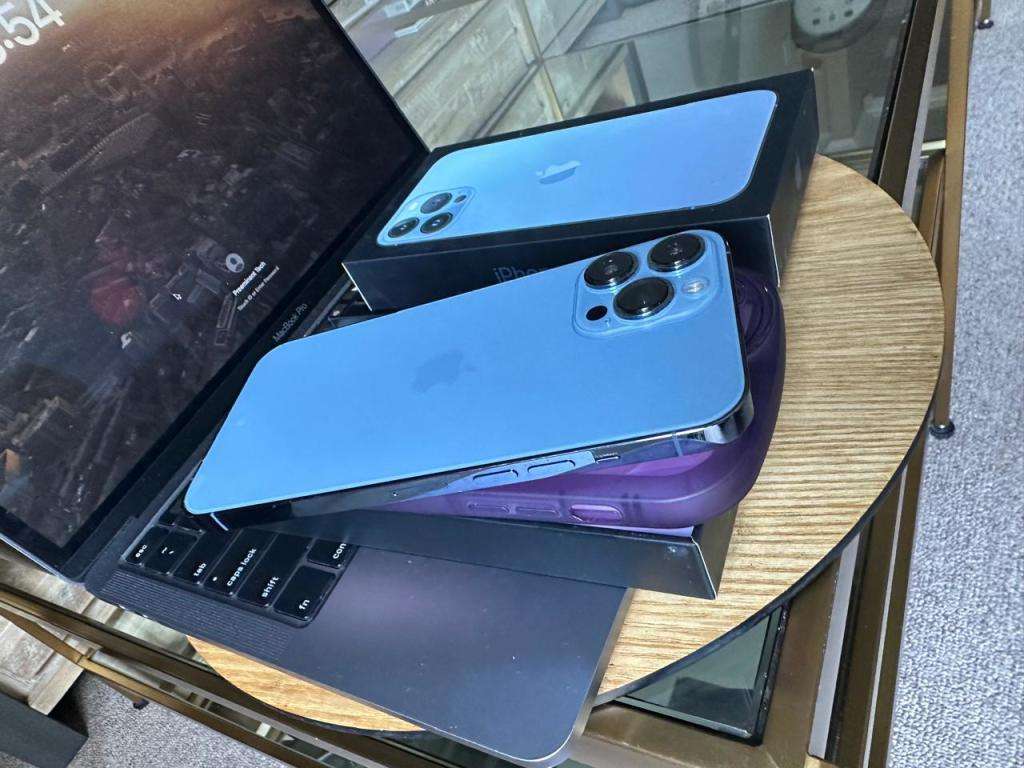 iPhone 13 Pro Max  (128GB) Excellent Condition + Box & Accessories