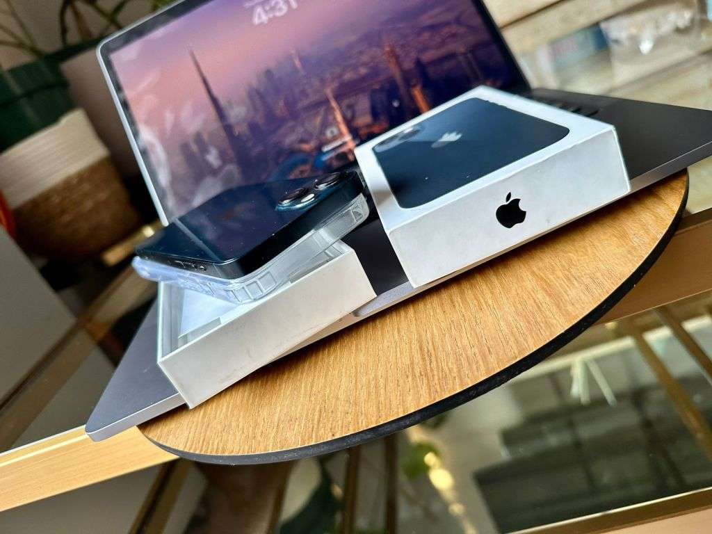 iPhone 13 , Midnight (128GB)  Excellent Pre-owned  Condition + box, charger and Accessories