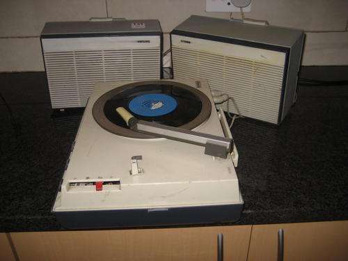 Very old Phillips record player and speakers with 15 seven single records - working