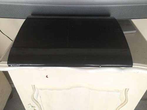 Playstation 3 w/ 2x remotes & games incl.