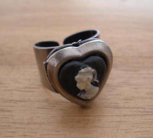 Lovely vintage heart shaped cameo locket ring