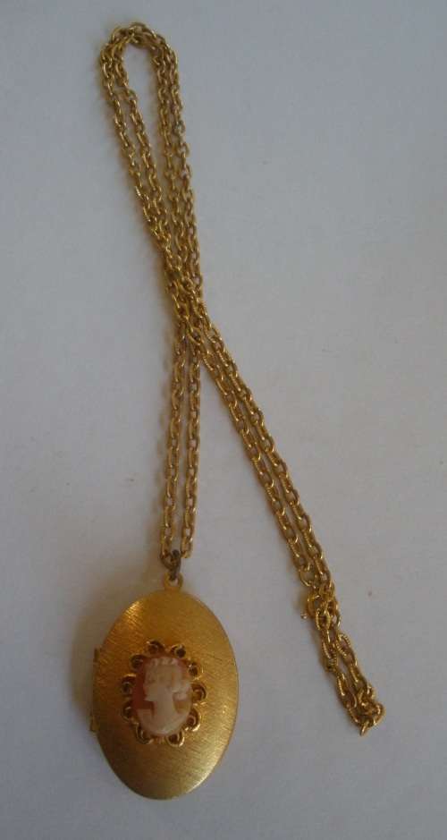 Beautiful vintage gold tone cameo locket pendant necklace