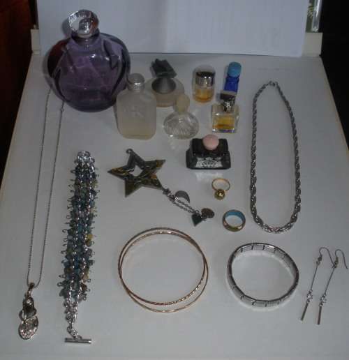 Vintage lot of 18 items- costume jewellery, perfume bottles