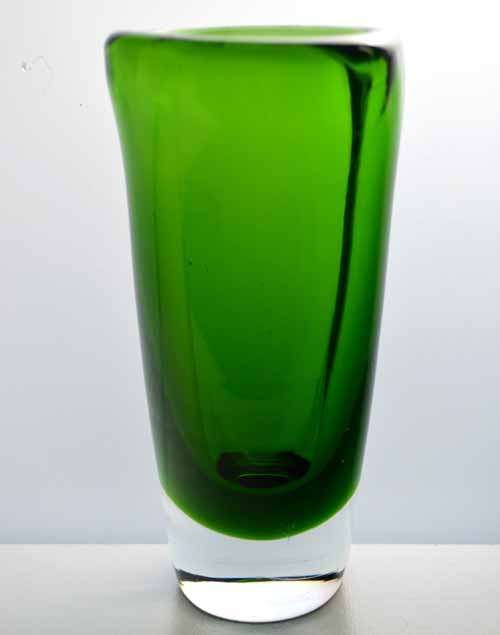 * A BEAUTIFUL EMERALD GREEN MURANO VASE - MID 20TH CENTURY ART GLASS AT ITS BEST!