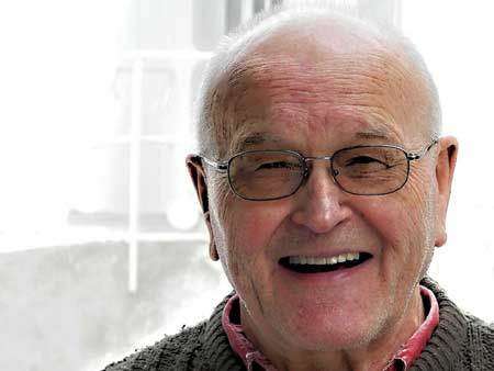 DAZZLINGLY BEAUTIFUL MODERN PINK CZECH ART BOWL DESIGNED BY JAROSLAV SVOBODA (1938-) IN 1974