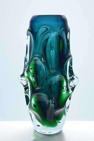* A DAZZLING SKRDLOVICE ART GLASS VASE DESIGNED BY JAN BERANEK (1933-)
