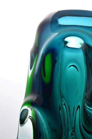 * A DAZZLING SKRDLOVICE ART GLASS VASE DESIGNED BY JAN BERANEK (1933-)