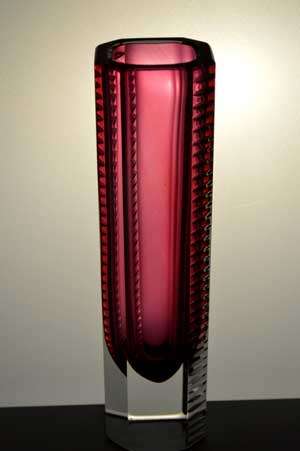 A BEAUTIFUL PINK AND CLEAR HAND-CUT CZECH ART GLASS SCULPTURAL VASE : A GIFT AT THIS STARTING PRICE!