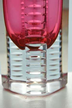 A BEAUTIFUL PINK AND CLEAR HAND-CUT CZECH ART GLASS SCULPTURAL VASE : A GIFT AT THIS STARTING PRICE!