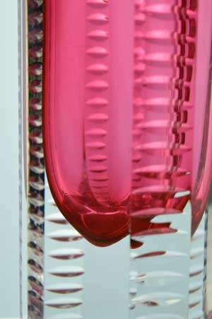 A BEAUTIFUL PINK AND CLEAR HAND-CUT CZECH ART GLASS SCULPTURAL VASE : A GIFT AT THIS STARTING PRICE!