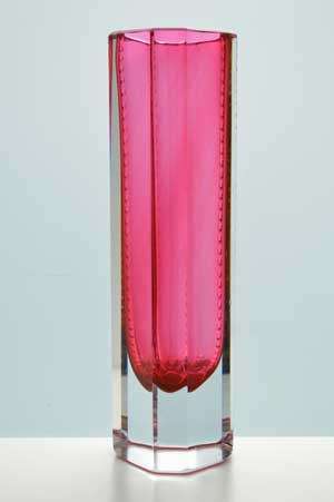 A BEAUTIFUL PINK AND CLEAR HAND-CUT CZECH ART GLASS SCULPTURAL VASE : A GIFT AT THIS STARTING PRICE!