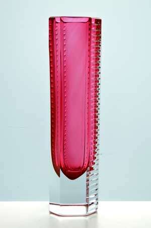 A BEAUTIFUL PINK AND CLEAR HAND-CUT CZECH ART GLASS SCULPTURAL VASE : A GIFT AT THIS STARTING PRICE!