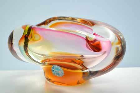 A DAZZLINGLY BEAUTIFUL NOVY BOR (BOROCRYSTAL) SCULPTURAL ART GLASS ASHTRAY / BOWL FROM THE 1960s