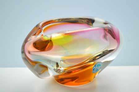 A DAZZLINGLY BEAUTIFUL NOVY BOR (BOROCRYSTAL) SCULPTURAL ART GLASS ASHTRAY / BOWL FROM THE 1960s