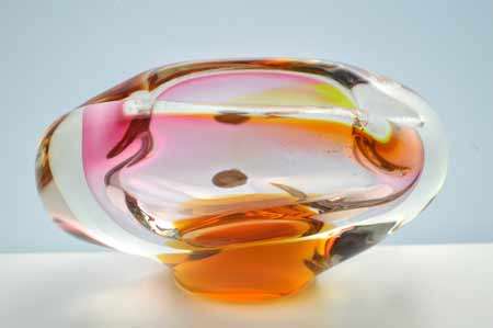 A DAZZLINGLY BEAUTIFUL NOVY BOR (BOROCRYSTAL) SCULPTURAL ART GLASS ASHTRAY / BOWL FROM THE 1960s