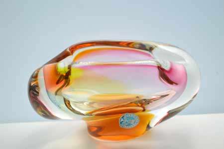 A DAZZLINGLY BEAUTIFUL NOVY BOR (BOROCRYSTAL) SCULPTURAL ART GLASS ASHTRAY / BOWL FROM THE 1960s