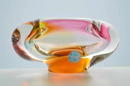 A DAZZLINGLY BEAUTIFUL NOVY BOR (BOROCRYSTAL) SCULPTURAL ART GLASS ASHTRAY / BOWL FROM THE 1960s