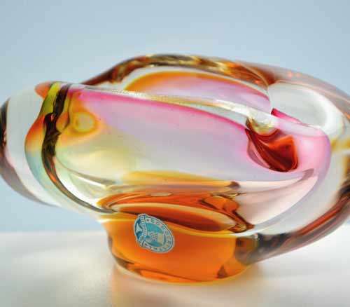 A DAZZLINGLY BEAUTIFUL NOVY BOR (BOROCRYSTAL) SCULPTURAL ART GLASS ASHTRAY / BOWL FROM THE 1960s