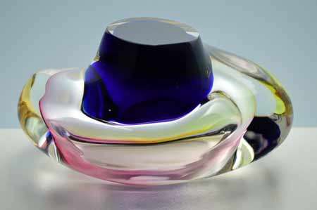 * A DAZZLINGLY BEAUTIFUL NOVY BOR (BOROCRYSTAL) SCULPTURAL ART GLASS ASHTRAY / BOWL FROM THE 1960s